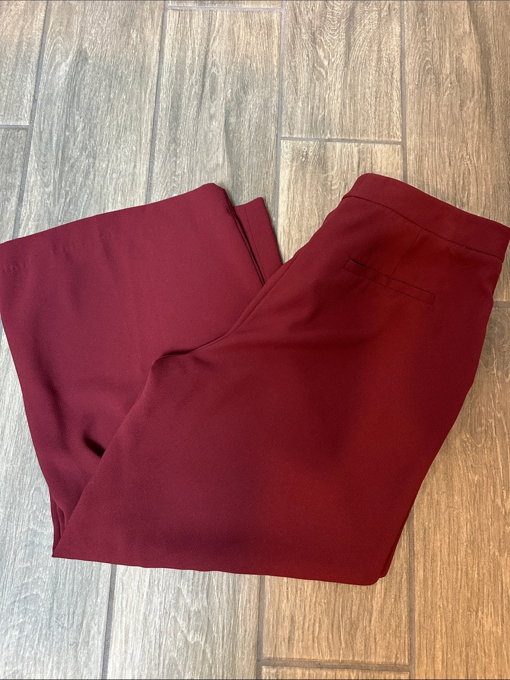 Halogen Women’s Wide Leg Cropped, Burgundy Colored Slacks. Size 8